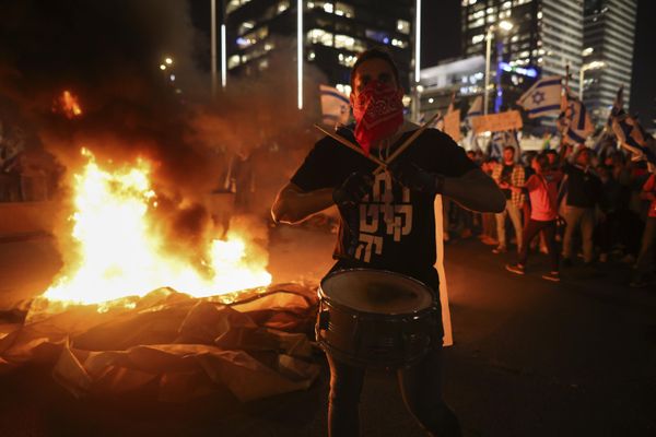 Israelis opposed to Prime Minister Benjamin Netanyahu's judicial overhaul plan set up bonfires and block a highway during a protest moments after the Israeli leader fired his defense minister, in Tel Aviv, Israel. - Sputnik International