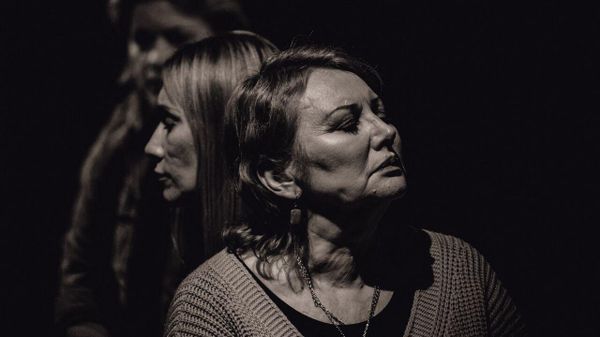 Donetsk People's Republic Honored Artists Alla Uliyanova and Maria Marchenko during the performance of 'I know the truth' (Я ZНАЮ ПРАVДУ!). - Sputnik International