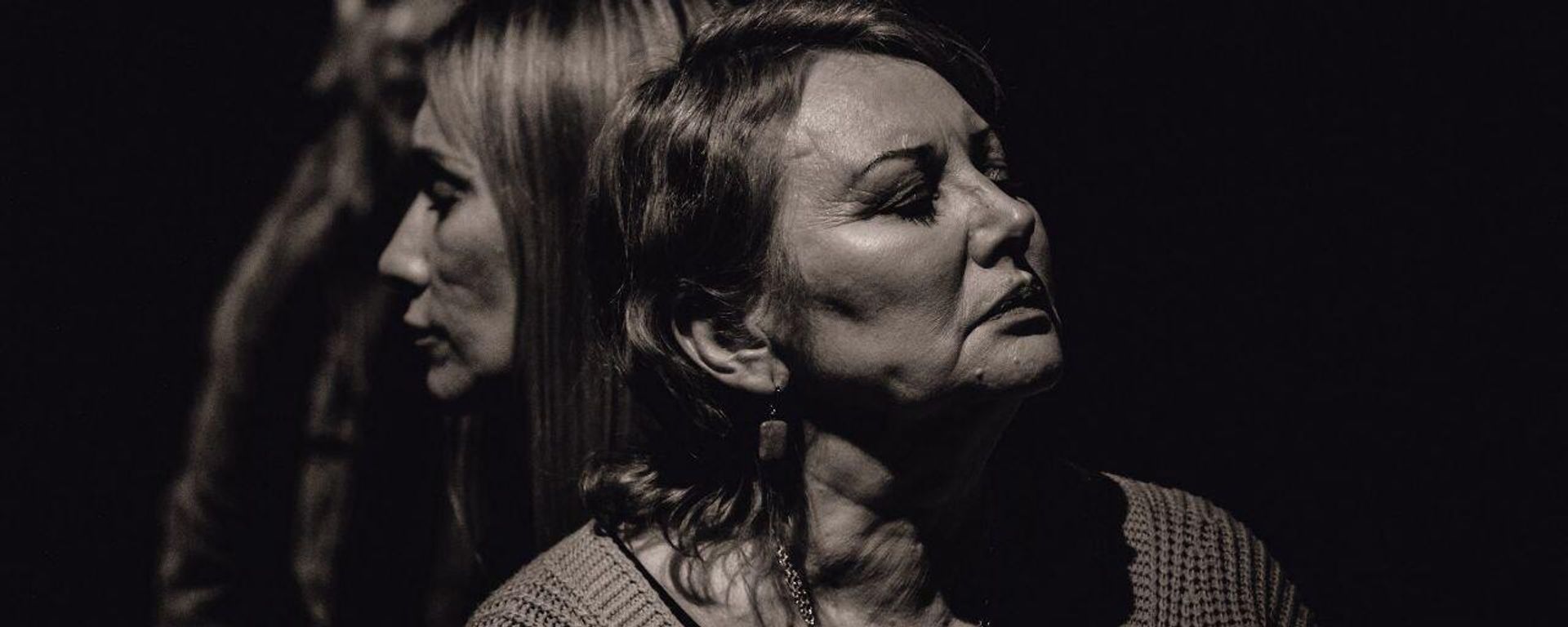 Donetsk People's Republic Honored Artists Alla Uliyanova and Maria Marchenko during the performance of 'I know the truth' (Я ZНАЮ ПРАVДУ!). - Sputnik International, 1920, 27.03.2023