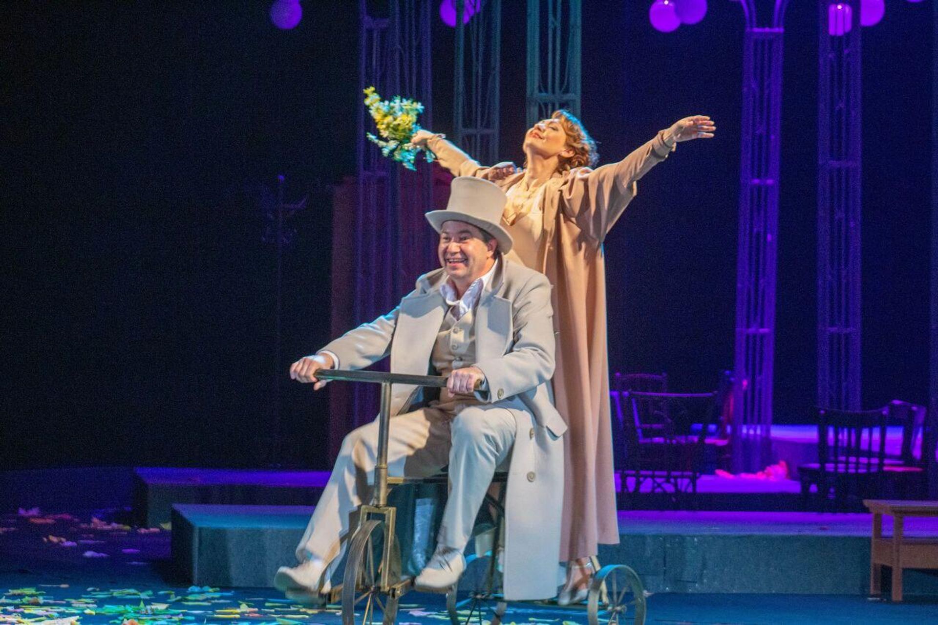 Donetsk People's Republic Honored Artists Vladimir Shvets and Anna Yakubovskaya during the performance ' Dark Avenues'. - Sputnik International, 1920, 27.03.2023