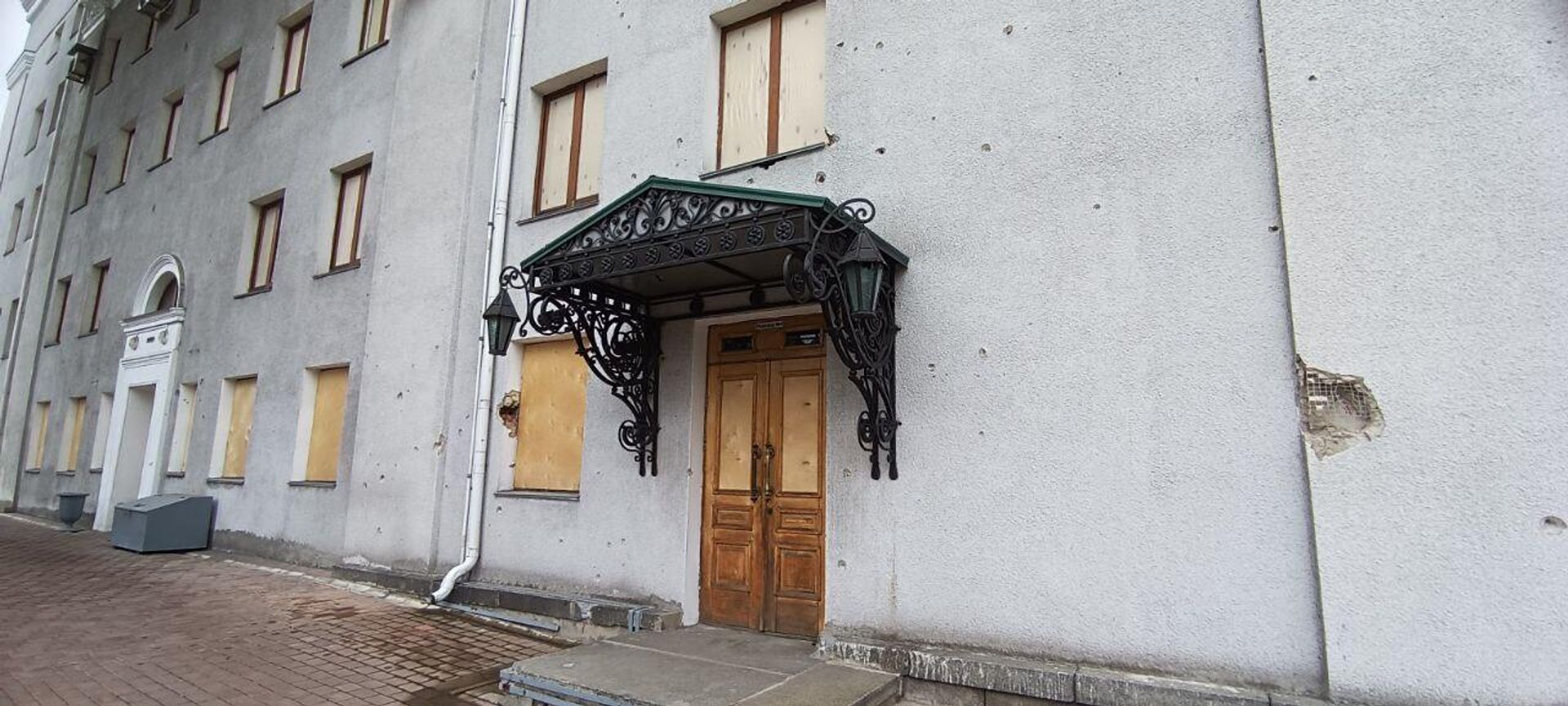 Aftermath of the shelling of the the National Academic Musical and Drama Theatrein Donetsk. - Sputnik International, 1920, 27.03.2023