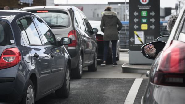 People queue to fill their cars with fuel at a service station in Savenay, on March 24, 2023.  - Sputnik International