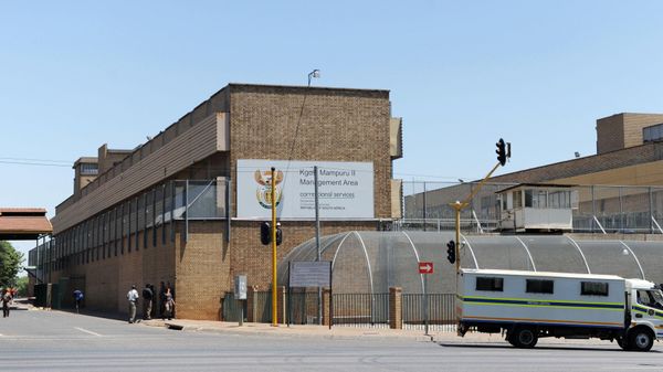 people walk outside the Kgosi Mampuru Correctional Services prison in Pretoria, South Africa, Tuesday, Oct. 21, 2014. - Sputnik International