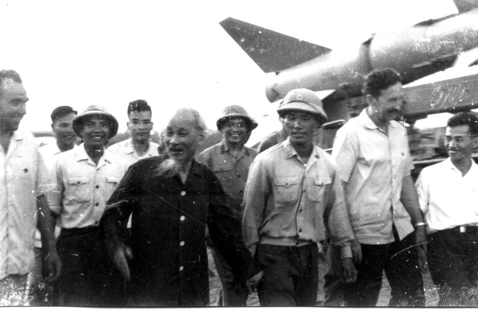 President Ho Chi Minh and the firing division commanders: Guards Major Ivan Proskurnin, Captain Ho Shi Huu, Major Boris Mozhaev at the 61st Division on August 26, 1965. President Ho Chi Minh and the firing division commanders: Guards Major Ivan Proskurnin, Captain Ho Shi Huu, Major Boris Mozhaev at the 61st Division on August 26, 1965. - Sputnik International, 1920, 28.03.2023