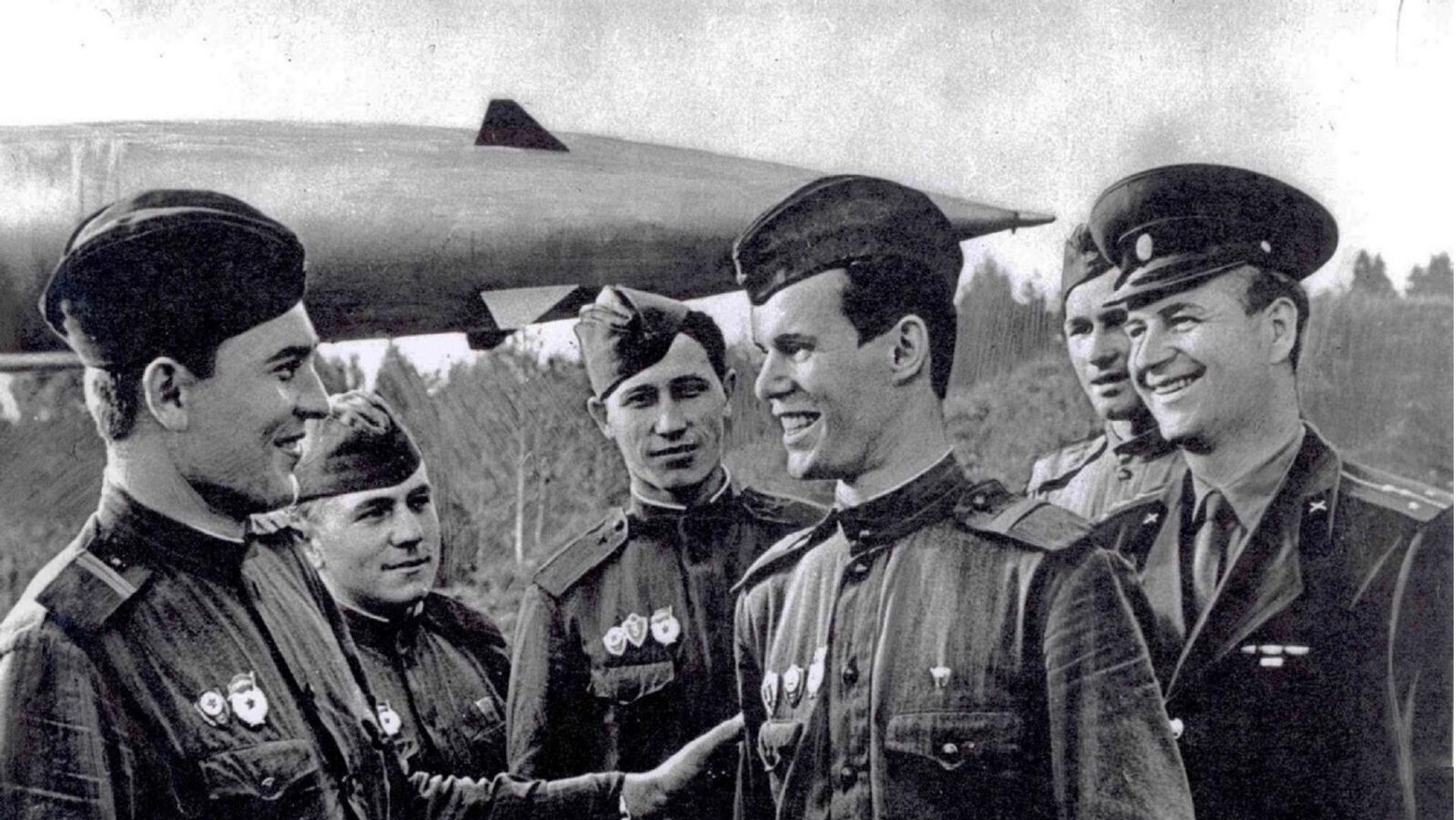 The launching battery sees off Nikolay Kolesnik to the 15th Congress of the All-Union Leninist Young Communist League. Position of the 3rd launching battalion of the Putilov-Kirov Guard Surface-to-Air Missile Regiment. The launching battery sees off Nikolay Kolesnik to the 15th Congress of the All-Union Leninist Young Communist League. Position of the 3rd launching battalion of the Putilov-Kirov Guard Surface-to-Air Missile Regiment. - Sputnik International, 1920, 29.03.2023