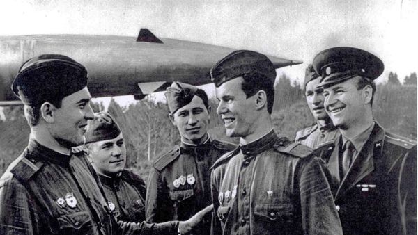 The launching battery sees off Nikolay Kolesnik to the 15th Congress of the All-Union Leninist Young Communist League. Position of the 3rd launching battalion of the Putilov-Kirov Guard Surface-to-Air Missile Regiment. - Sputnik International