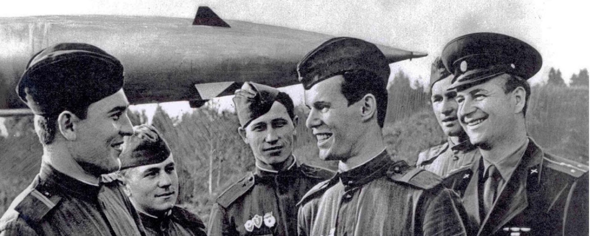 The launching battery sees off Nikolay Kolesnik to the 15th Congress of the All-Union Leninist Young Communist League. Position of the 3rd launching battalion of the Putilov-Kirov Guard Surface-to-Air Missile Regiment. - Sputnik International, 1920, 29.03.2023