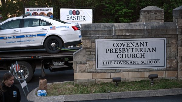 Police cars damaged during a shooting are removed from the Covenant School campus, in Nashville, Tennessee, March 28, 2023 - Sputnik International