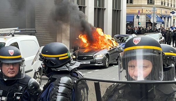 Employees of the Republican Security Company (CRS) try to maintain order during protests in Paris.  - Sputnik International