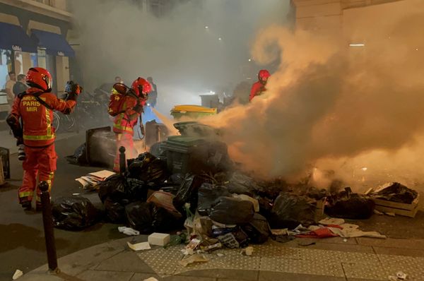 Firefighters put out a fire at a garbage dump ignited by protesters.  - Sputnik International