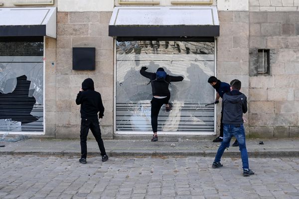 People destroy an office's window on the sidelines of a demonstration.  - Sputnik International