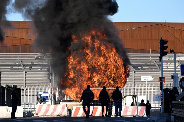 Unionists stand in front of a fire during a blockade of the Port of Marseille (Port Autonome de Marseille). - Sputnik International