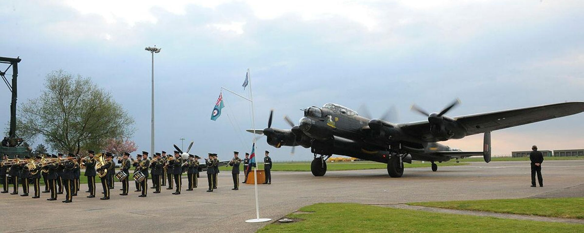 A Lancaster bomber from 617 sqn taxis in at the sunset ceremony of the 70th anniversary of Op Chastise in 1943 - Sputnik International, 1920, 29.03.2023