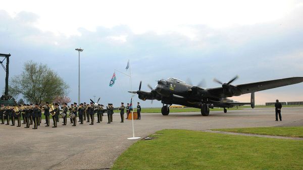A Lancaster bomber from 617 sqn taxis in at the sunset ceremony of the 70th anniversary of Op Chastise in 1943 - Sputnik International