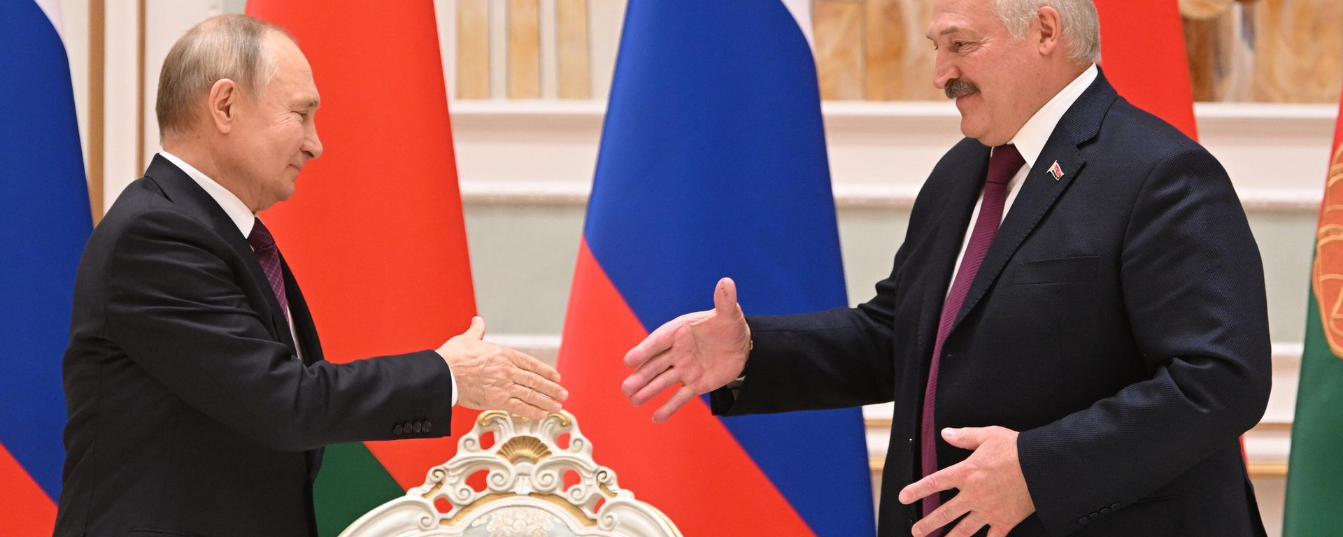 Russian President Vladimir Putin and Belarusian President Alexander Lukashenko shake hands  - Sputnik International, 1920, 03.04.2023