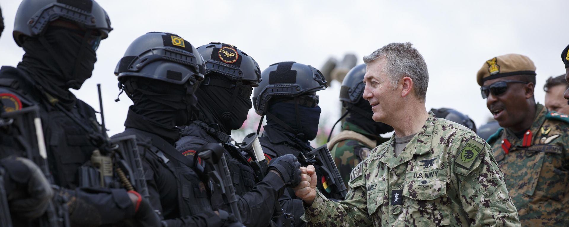 Rear Admiral Milton Sands, Commander of the U.S. Special Operations Command Africa (SOCAF) greets Ghanaian soldiers during Flintlock 2023 at Sogakope beach resort, Ghana, Tuesday, March 14, 2023. Rear Admiral Milton Sands, Commander of the U.S. Special Operations Command Africa (SOCAF) greets Ghanaian soldiers during Flintlock 2023 at Sogakope beach resort, Ghana, Tuesday, March 14, 2023. - Sputnik International, 1920, 27.08.2023