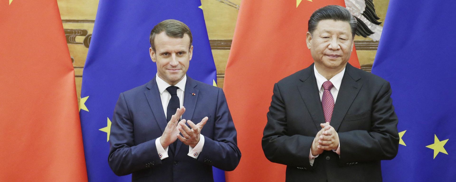 Chinese President Xi Jinping and French President Emmanuel Macron stand in front of Chinese and EU flags at a signing ceremony inside the Great Hall of the People in Beijing on November 6, 2019 - Sputnik International, 1920, 30.03.2023