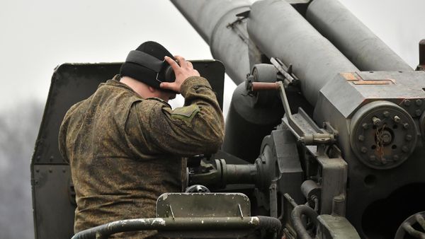 A Russian serviceman prepares a 2S5 Giatsint-S self-propelled howitzer before firing towards Ukrainian positions in the course of Russia's military operation in Ukraine, in Donetsk People's Republic, Russia. - Sputnik International