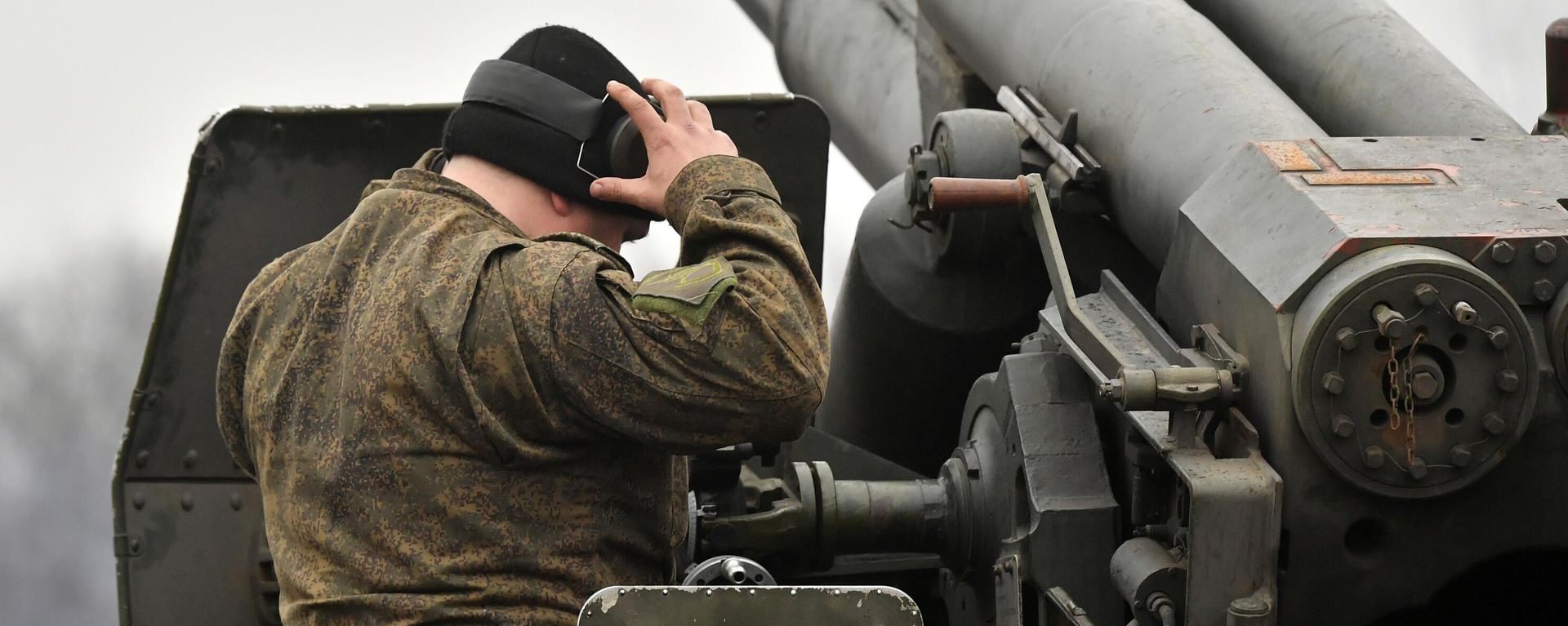 A Russian serviceman prepares a 2S5 Giatsint-S self-propelled howitzer before firing towards Ukrainian positions in the course of Russia's military operation in Ukraine, in Donetsk People's Republic, Russia. - Sputnik International, 1920, 26.12.2023