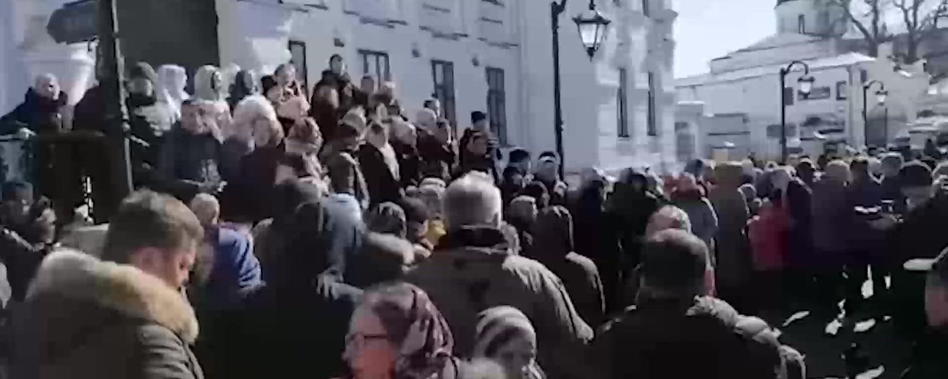 Ukrainian Christians singing near Kiev Pechersk Lavra Cathedral - Sputnik International, 1920, 30.03.2023