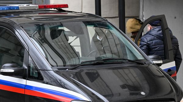 Evan Gershkovich, US journalist working for the Wall Street Journal detained in Russia on suspicion of spying for Washington, is escorted out of the Lefortovsky court in Moscow on March 30, 2023. - Sputnik International