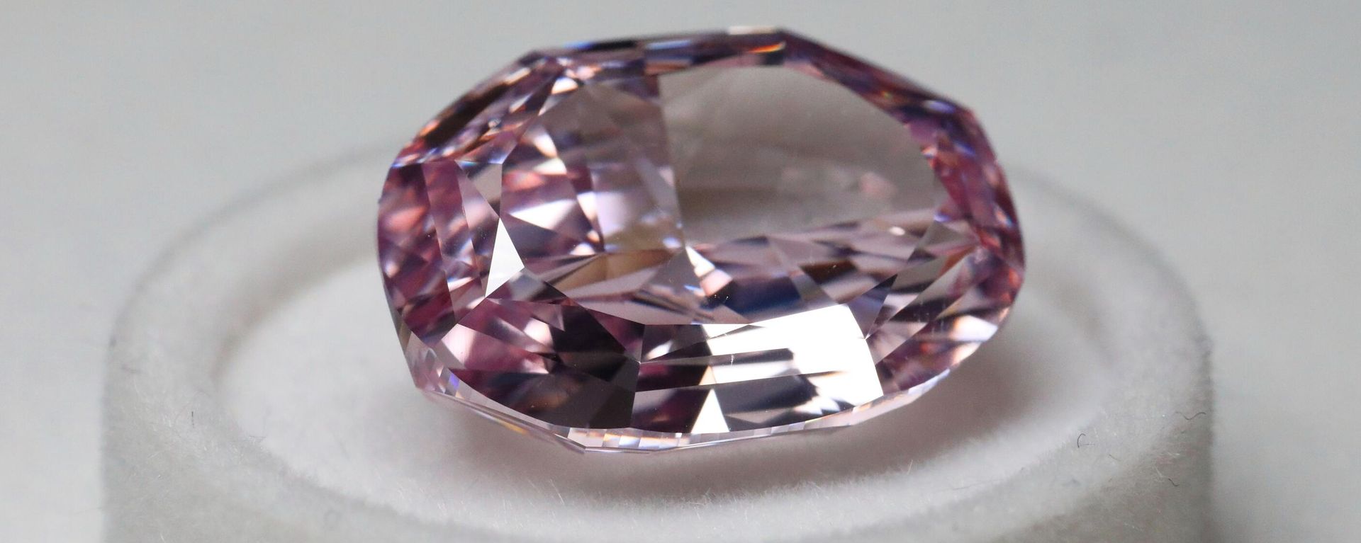 A pink diamond presented at the Alrosa diamond show - Sputnik International, 1920, 25.03.2024