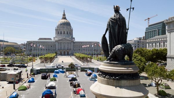 An aerial view shows a statue of Eureka, part of the Pioneer Monument, looking over squares painted on the ground to encourage homeless people to keep to social distancing at a city-sanctioned homeless encampment across from City Hall in San Francisco, California, on May 22, 2020, amid the novel coronavirus pandemic - Sputnik International