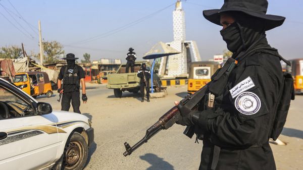 A member of the Taliban security forces stand guard at a checkpoint along a street in Jalalabad on December 6, 2022.  - Sputnik International