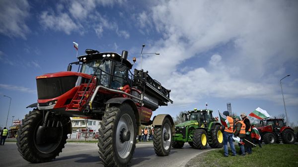 Farmers drive their tractors during an action to block trucks crossing the Danube bridge, marking the border between Bulgaria and Romania in a protest against the duty-free import of grain coming from Ukraine into the EU. - Sputnik International