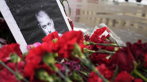 Flowers at the site of a St. Petersburg cafe where Vladlen Tatarsky, a Donbass militiaman and war correspondent, was killed in a blast on April 2, 2023. - Sputnik International