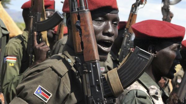 In this photo taken Thursday, April 14, 2016, government soldiers follow orders to raise their guns during a military parade in Juba, South Sudan. In this photo taken Thursday, April 14, 2016, government soldiers follow orders to raise their guns during a military parade in Juba, South Sudan. - Sputnik International