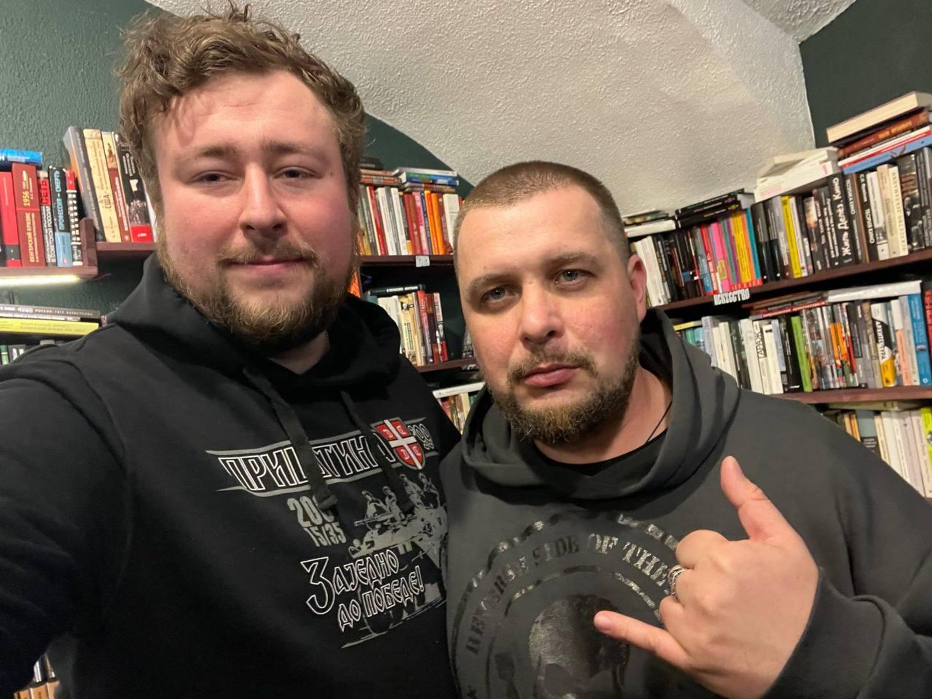 Savva Fedoseev (left) poses with Vladlen Tatarsky (real name Maxim Fomin) during the latter's visit to a Listva bookstore. Savva Fedoseev (left) poses with Vladlen Tatarsky (real name Maxim Fomin) during the latter's visit to a Listva bookstore. - Sputnik International, 1920, 03.04.2023