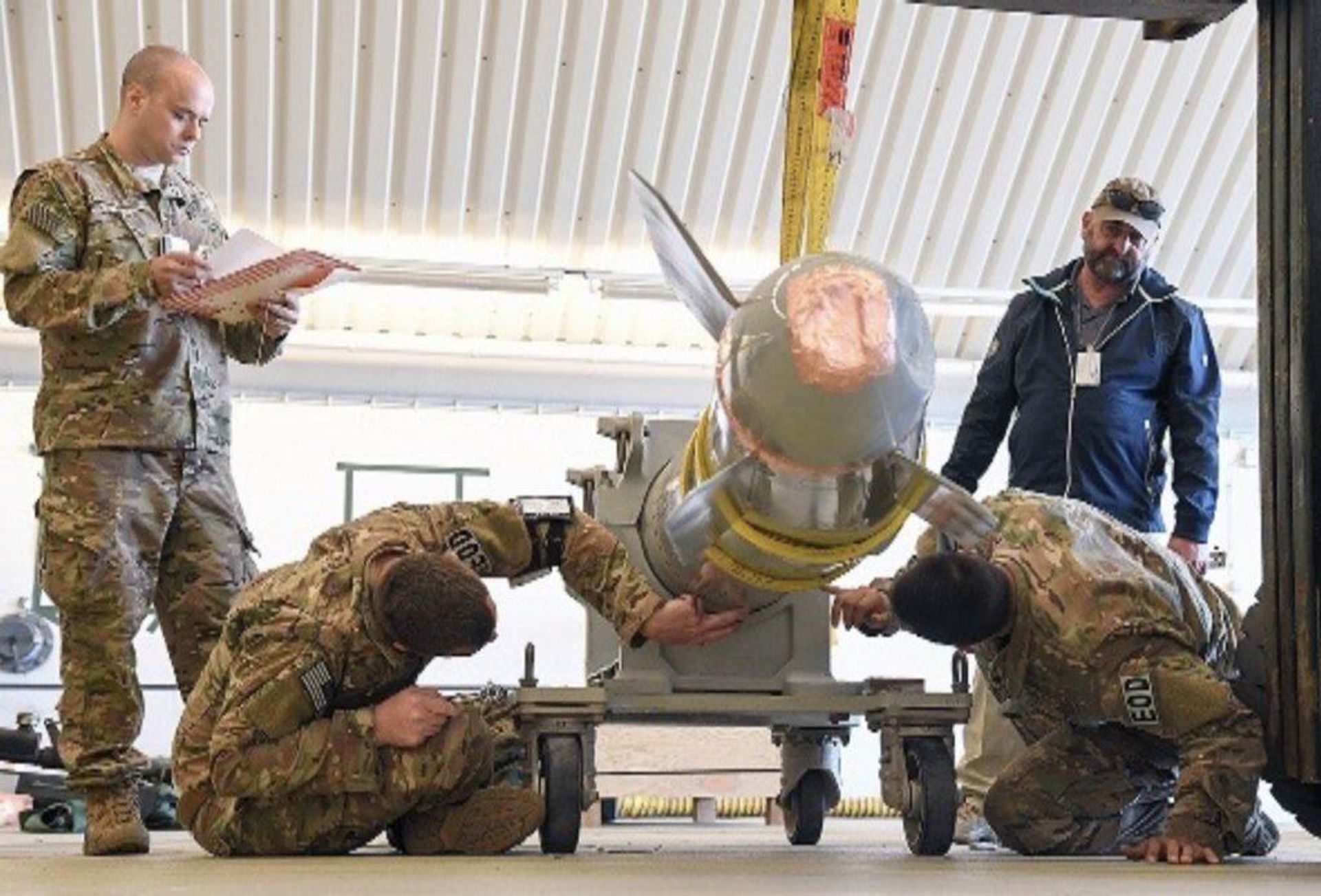 US troops examine a damaged nuclear bomb at a Dutch military base. - Sputnik International, 1920, 03.04.2023