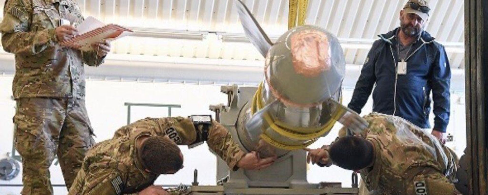 US troops examine a damaged nuclear bomb at a Dutch military base. - Sputnik International, 1920, 20.01.2024