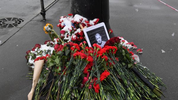 A portrait of Russian military blogger Vladlen Tatarsky, whose real name is Maxim Fomin, who was killed in the April 2 bomb blast in a cafe, is seen among flowers at a makeshift memorial by the explosion site in Saint Petersburg on April 3, 2023. A portrait of Russian military blogger Vladlen Tatarsky, whose real name is Maxim Fomin, who was killed in the April 2 bomb blast in a cafe, is seen among flowers at a makeshift memorial by the explosion site in Saint Petersburg on April 3, 2023. - Sputnik International
