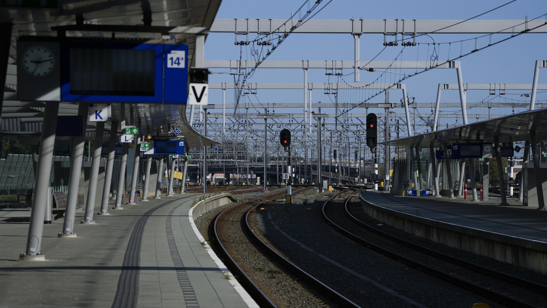 Deserted railway platforms are seen at Utrecht central station as train services came to a near standstill in the latest in a series of strikes by railway workers hits the Netherlands, Tuesday, Aug. 30, 2022. - Sputnik International, 1920, 04.04.2023