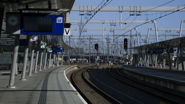 Deserted railway platforms are seen at Utrecht central station as train services came to a near standstill in the latest in a series of strikes by railway workers hits the Netherlands, Tuesday, Aug. 30, 2022. - Sputnik International