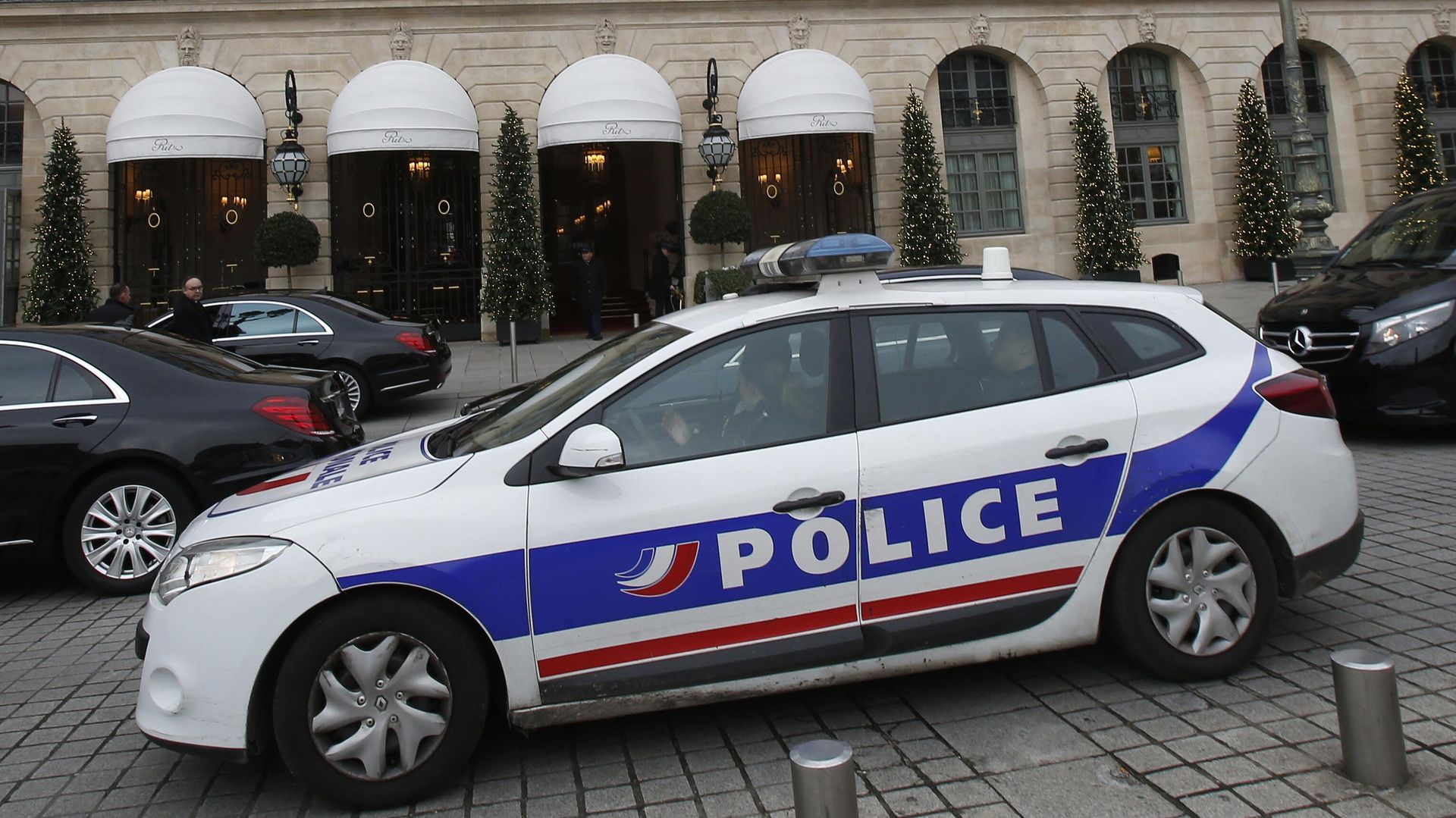 In this April 15, 2020 file photo a police car drives past the Ritz hotel in Paris. - Sputnik International, 1920, 23.04.2023