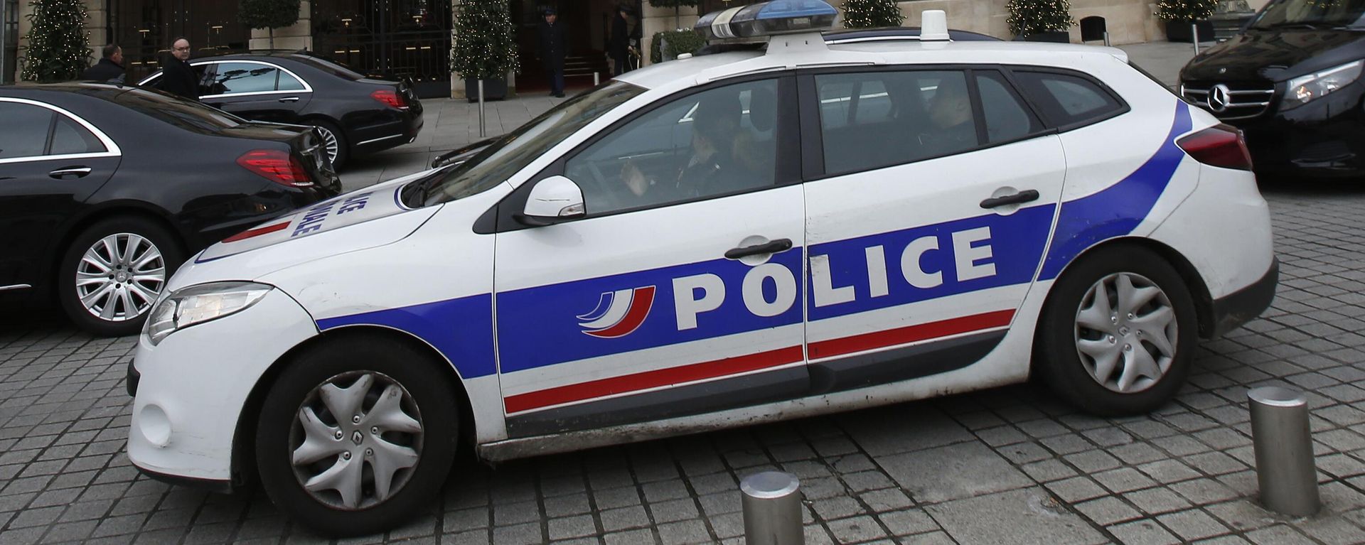 In this April 15, 2020 file photo a police car drives past the Ritz hotel in Paris. - Sputnik International, 1920, 03.10.2026