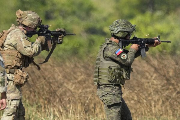 A Filipino and US soldier fire their rifles during a joint military drill dubbed Salaknib at Fort Magsaysay, Nueva Ecija province, northern Philippines. - Sputnik International