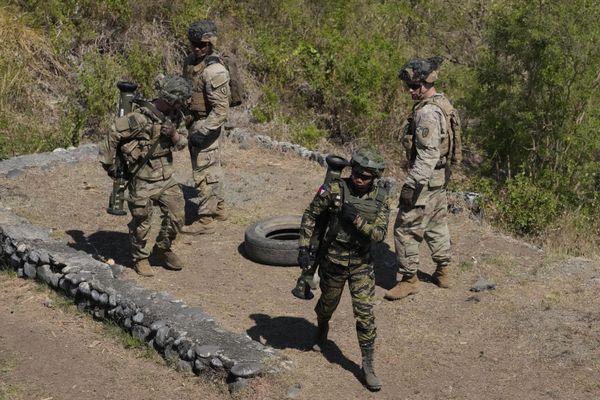 A Filipino and US soldier participate during a joint military drill called Salaknib at Fort Magsaysay, Nueva Ecija province, northern Philippines. - Sputnik International