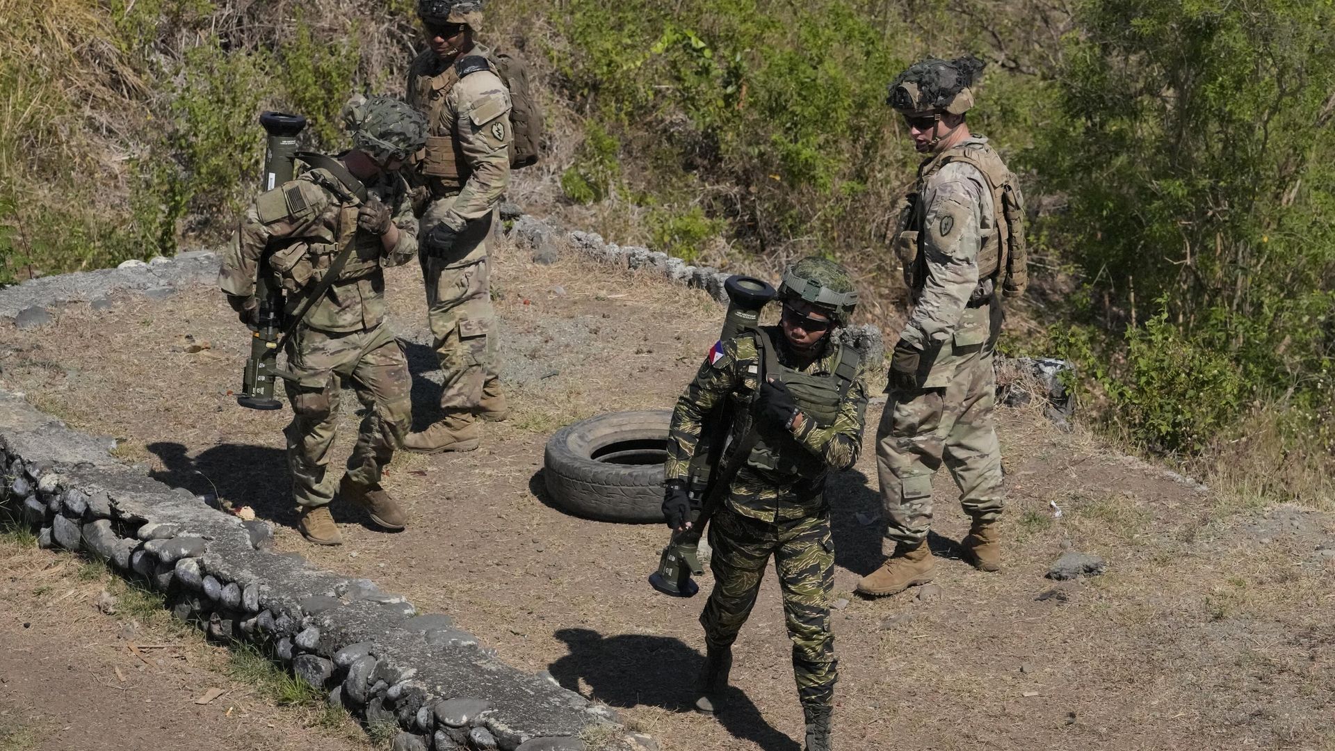 Филиппинские и американские военнослужащие участвуют в совместных военных учениях в Салакнибе в форте Магсайсай на севере Филиппин - Sputnik International, 1920, 26.04.2023