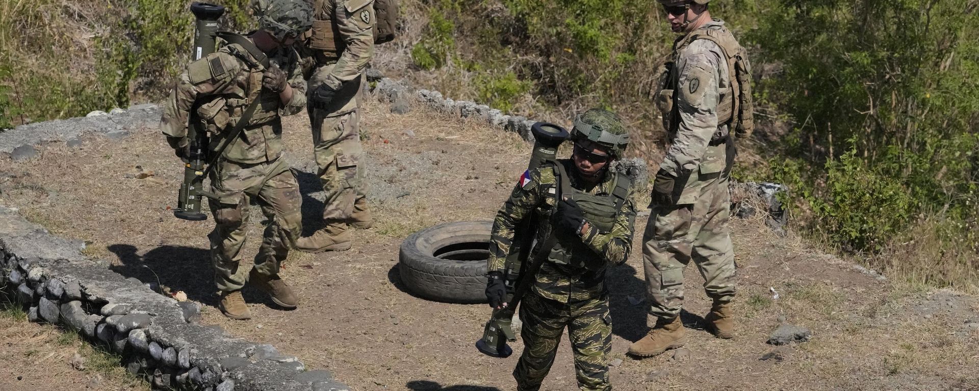 Филиппинские и американские военнослужащие участвуют в совместных военных учениях в Салакнибе в форте Магсайсай на севере Филиппин - Sputnik International, 1920, 26.04.2023