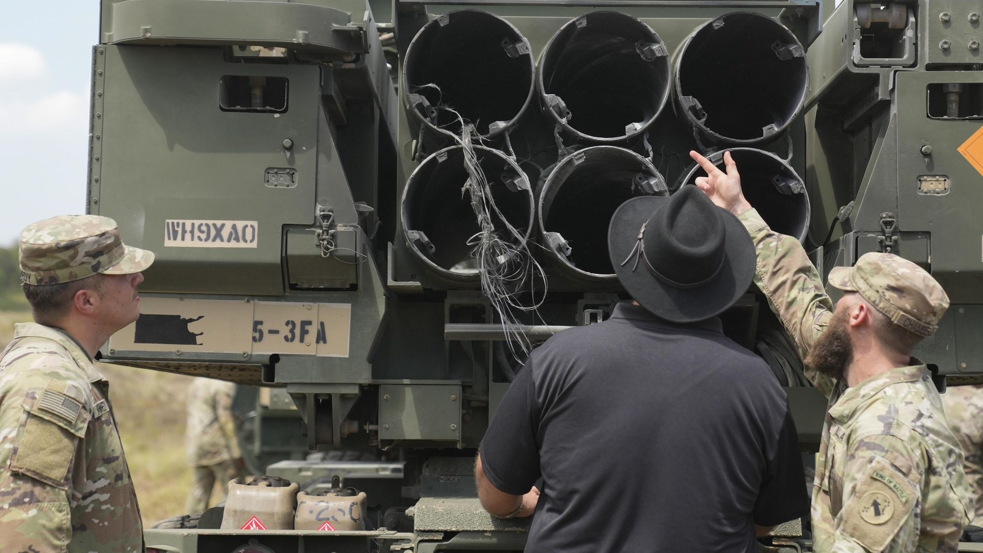 US soldiers inspect the M142 HIMARS artillery missile system during a joint US-Philippines military drill at Salaknib at Laur, Nueva Ecija province, northern Philippines.  - Sputnik International, 1920, 26.05.2023