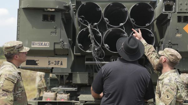 US soldiers inspect the M142 HIMARS artillery missile system during a joint US-Philippines military drill at Salaknib at Laur, Nueva Ecija province, northern Philippines.  - Sputnik International