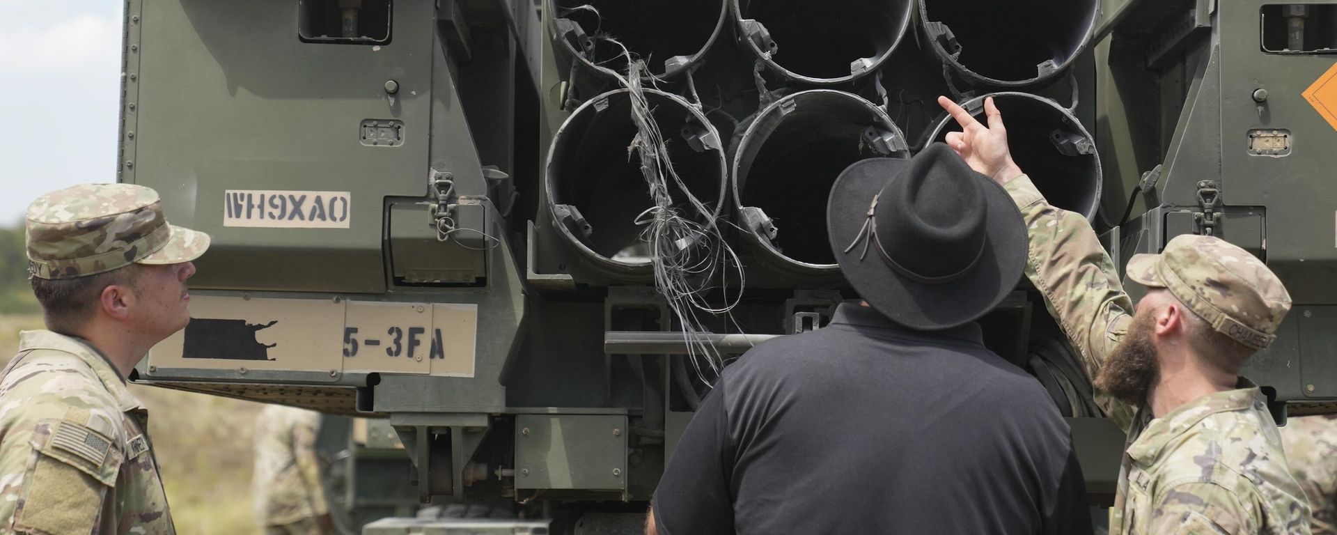 US soldiers inspect the M142 HIMARS artillery missile system during a joint US-Philippines military drill at Salaknib at Laur, Nueva Ecija province, northern Philippines.  - Sputnik International, 1920, 26.05.2023