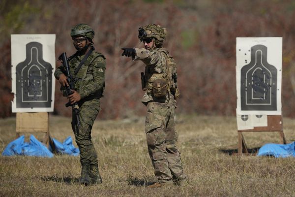 A Filipino and US soldier participate during a joint military drill dubbed Salaknib at Fort Magsaysay, Nueva Ecija province, northern Philippines. - Sputnik International