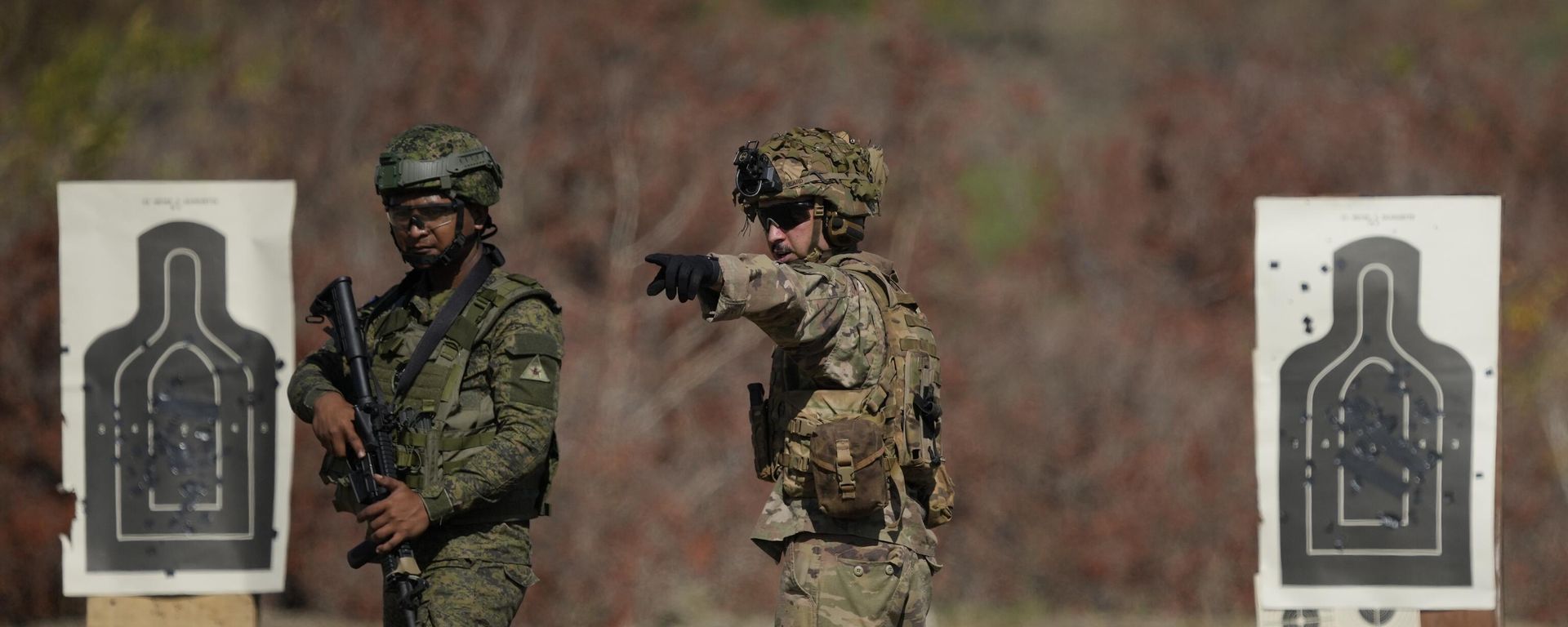 Филиппинские и американские военнослужащие участвуют в совместных военных учениях в Салакнибе в форте Магсайсай на севере Филиппин - Sputnik International, 1920, 08.09.2023