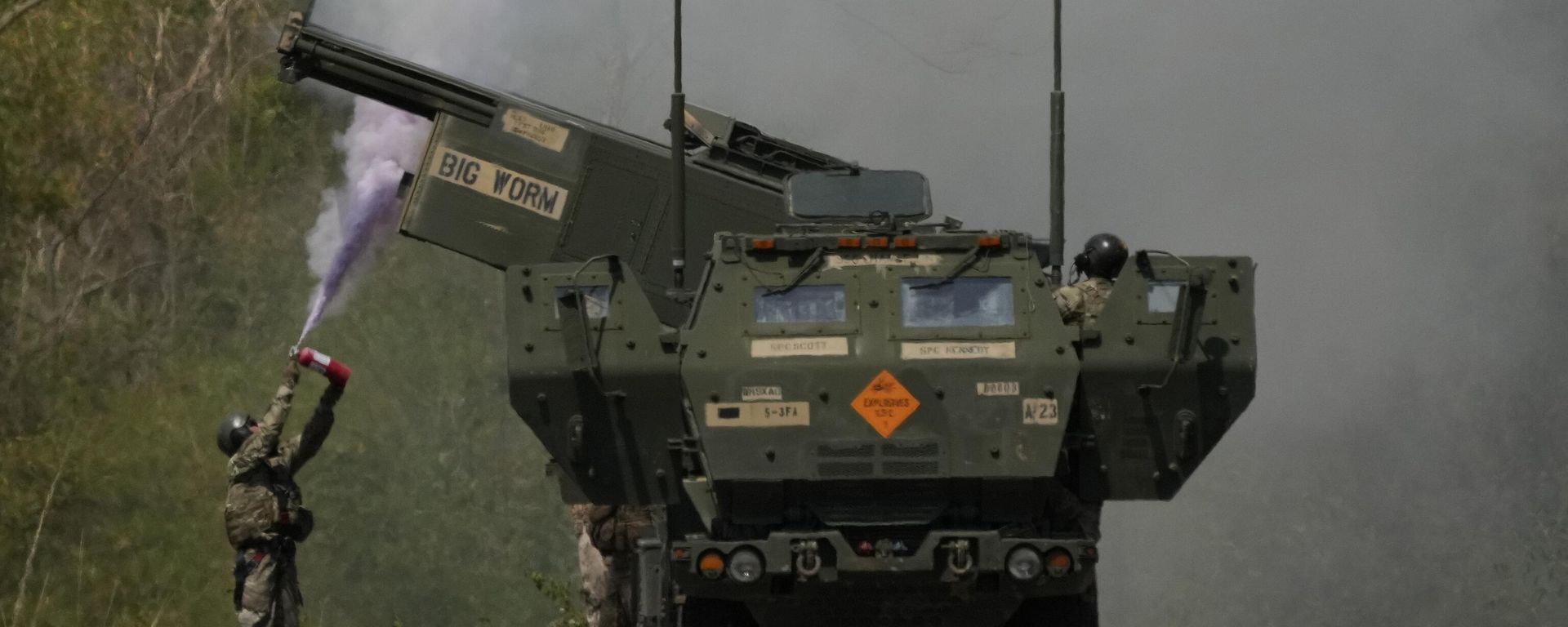 A US soldier extinguishes a fire on one fo the tubes on a U.S. M142 High Mobility Artillery Rocket System (HIMARS) after firing missiles during a joint military drill between the Philippines and the U.S. called Salaknib at Laur, Nueva Ecija province, northern Philippines on Friday, March 31, 2023. - Sputnik International, 1920, 04.04.2023