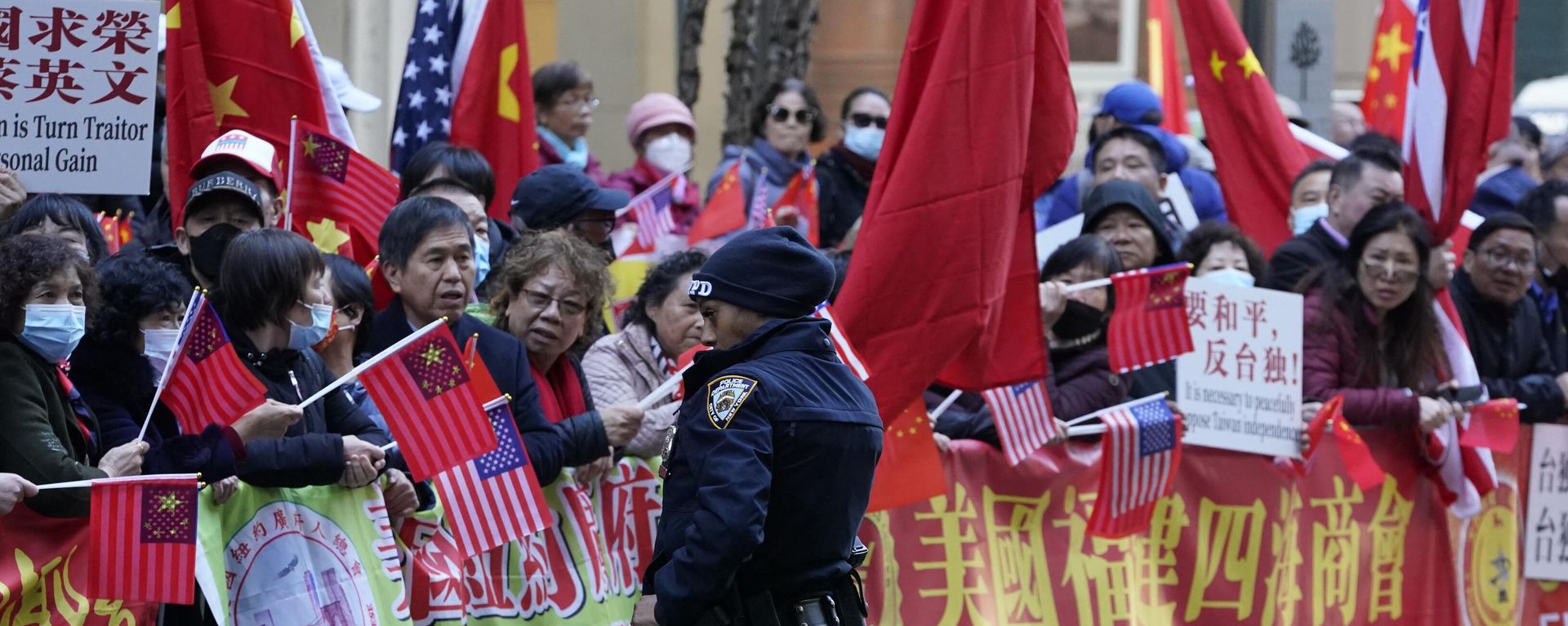 Protestors look on as Taiwan's President Tsai Ing-wen, not pictured, arrives at her hotel in New York City on March 29, 2023, as she begins a ten day international trip.  - Sputnik International, 1920, 04.04.2023